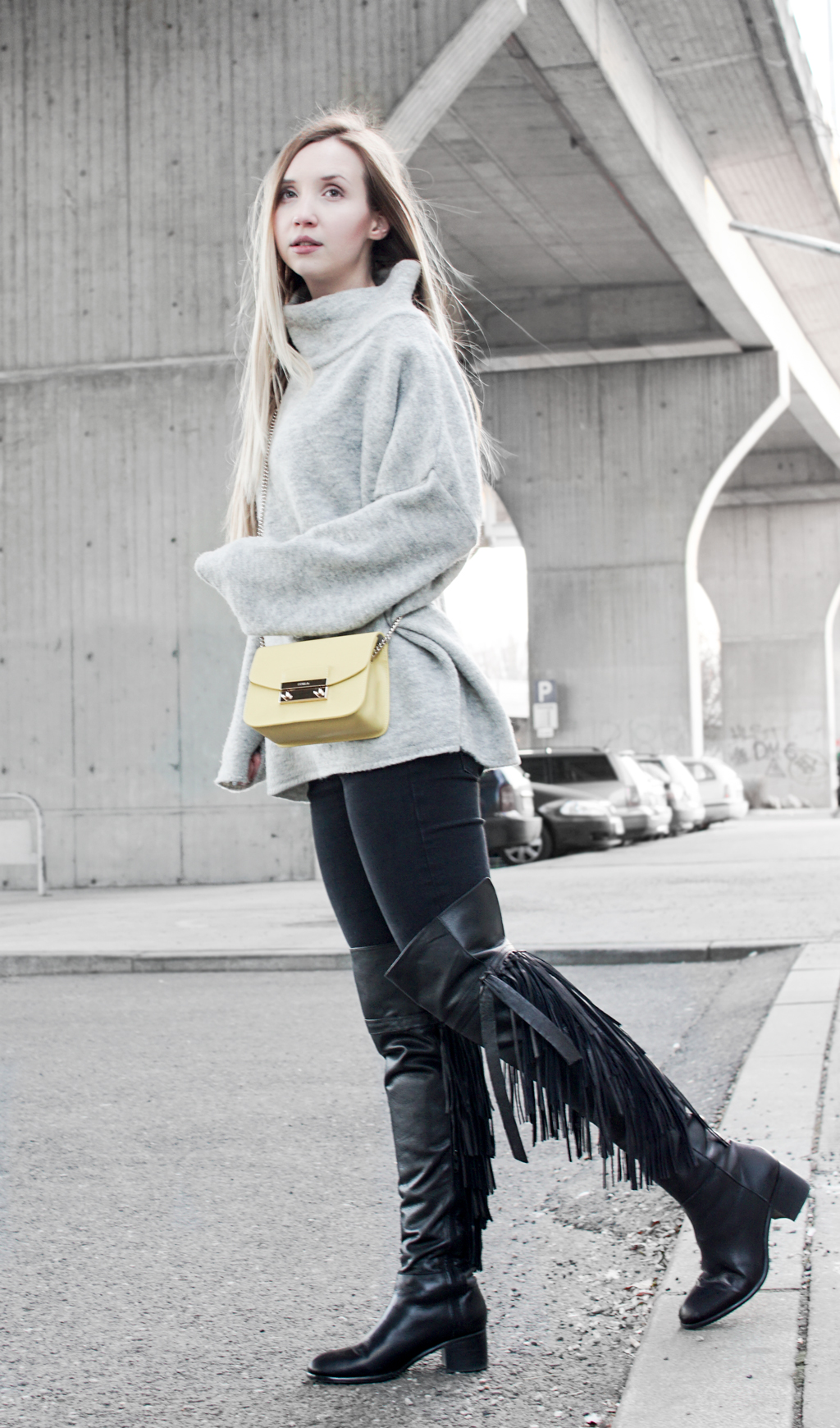 How to take outfit photos in the winter. Furla Metropolis Bag, Oversized Sweater, Overknee Boots