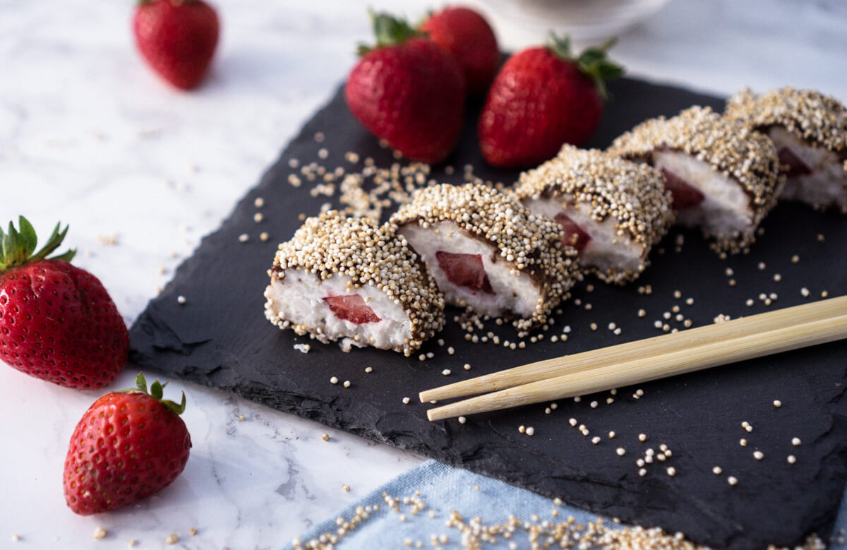 Sushi als Dessert, süßes Kokos-Erdbeer Sushi, vegan, glutenfrei