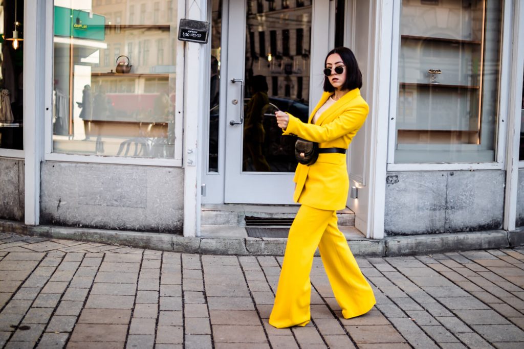 How to wear a yellow pantsuit?