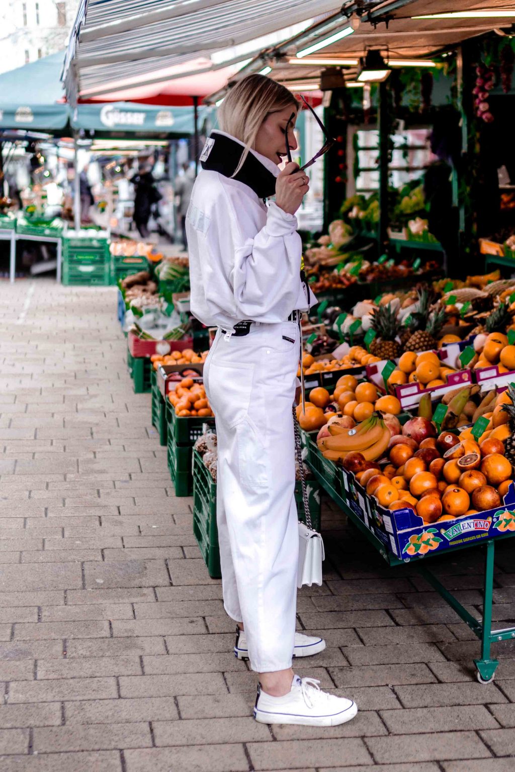 ALL WHITE LOOK STREET STYLE